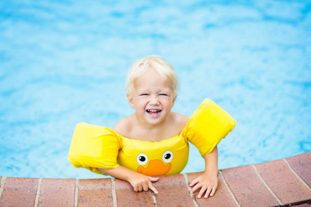 ребенок в бассейне. дети плавают помощи. - 15833 стоковые фото и изображения