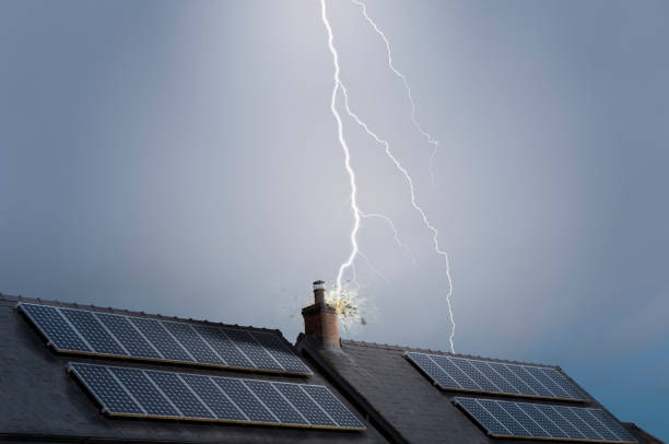 uderzenie pioruna w dom - lightning thunderstorm storm flash zdjęcia i obrazy z banku zdjęć