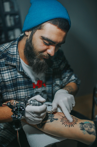 Man Tattoo Artist Making Tattoo On A Mans Arm Stock Photo - Download Image  Now - 25-29 Years, 30-34 Years, Adult - iStock