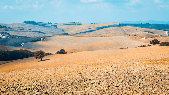 Un paisaje montañoso en Val d ' Orcia en la Toscana, provincia de Siena, con caminos y campos photo