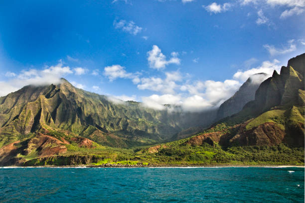 geheimnisvolle misty na pali küste und waimea canyon, kauai, hawaii - kauai travel destinations tourism photography stock-fotos und bilder