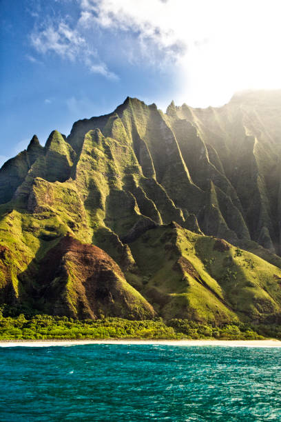 misterioso misty na pali coast y cañón de waimea, kauai, hawaii - kauai travel destinations tourism photography fotografías e imágenes de stock