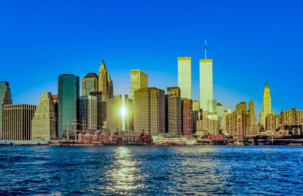 zwillingstürme in new york im sonnenuntergang - twin towers manhattan stock-fotos und bilder