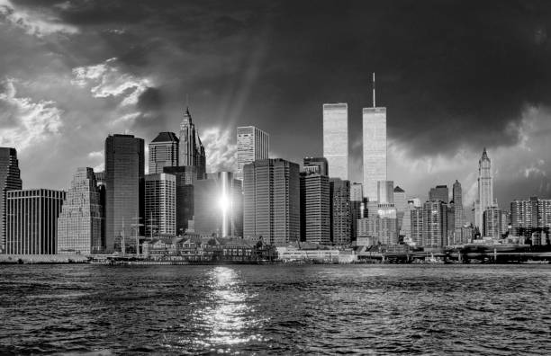 zwillingstürme in new york im sonnenuntergang - twin towers manhattan stock-fotos und bilder