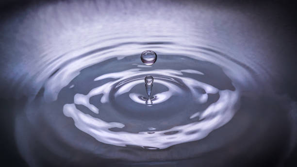 A drop of water falls on the surface A drop of water falls on the surface tuffo stock pictures, royalty-free photos & images