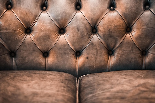 Detalle de un sofá de cuero marrón lujo photo