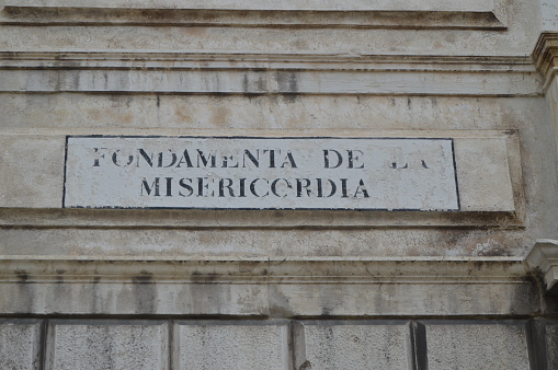 Cartel de calle vieja en Fondamenta Della Misericordia en Venecia. Viajes, vacaciones, arquitectura. photo