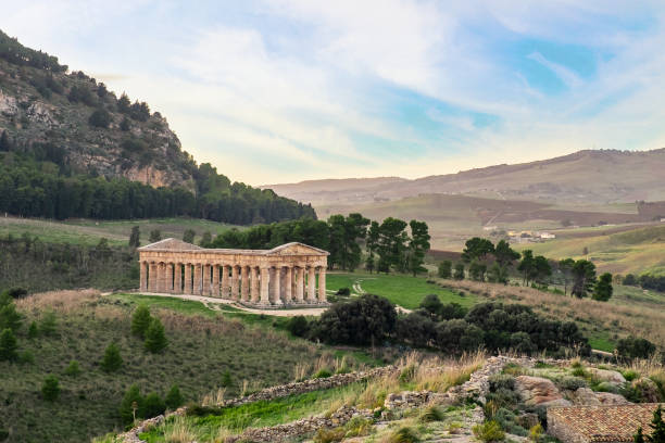 ruines d’un temple grec dans l’ancienne ville de ségeste, sicile - agrigento sicily italy tourism photos et images de collection