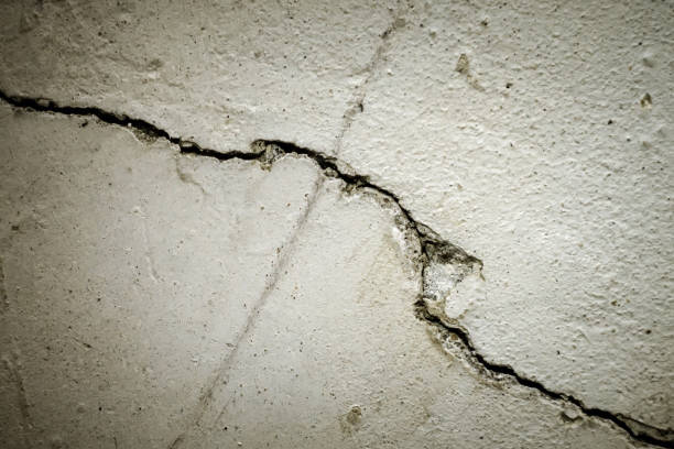 istock texture crack in concrete wall close-up 1125725652