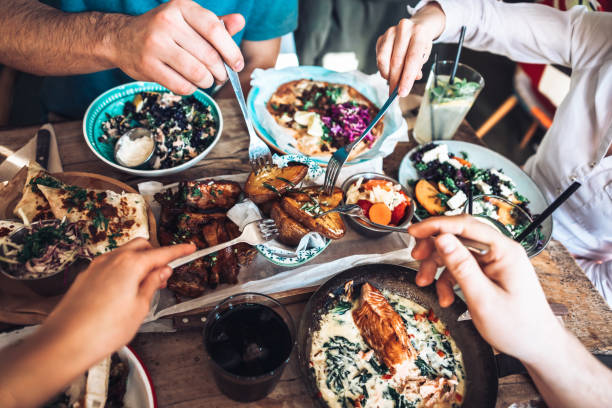 kolacja z przyjaciółmi - food healthy eating healthy lifestyle meal zdjęcia i obrazy z banku zdjęć