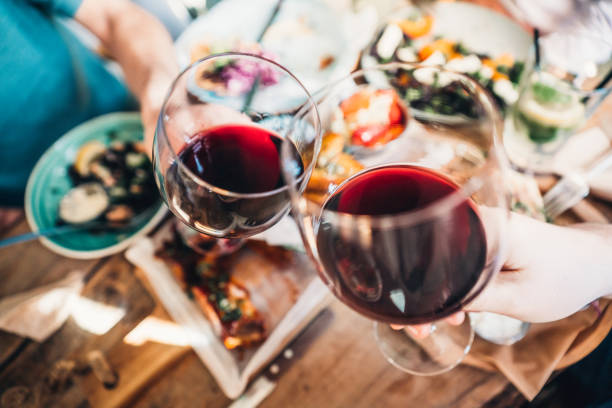 eten en wijn brengt mensen bij elkaar - drinking wine stockfoto's en -beelden