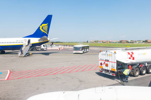 samolot ryanair krajowy lot unii europejskiej tanie tanie linie lotnicze z lotniska w rzymie i zbiornik paliwa carboil firmy - ciampino airport zdjęcia i obrazy z banku zdjęć