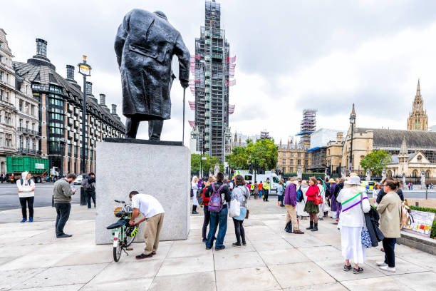 estatua de winston churchill ex ministro escultura en la plaza del parlamento con mucha gente de pie big ben - winston churchill fotografías e imágenes de stock