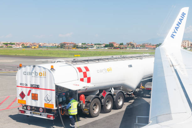 samolot ryanair krajowy lot unii europejskiej tanie skrzydło tanie linie lotnicze ze znakiem na zewnątrz na lotnisku w rzymie i zbiornik paliwa carboil firmy - ciampino airport zdjęcia i obrazy z banku zdjęć