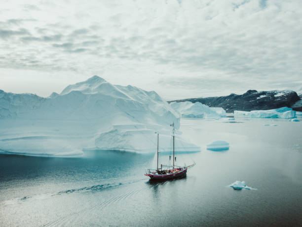 segeln-expedition in ostgrönland - solitude remote sailboat horizontal stock-fotos und bilder