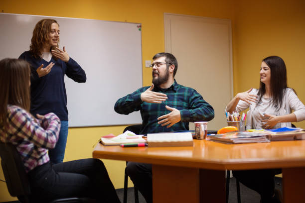 apprentissage de la langue des signes - non verbal communication photos et images de collection