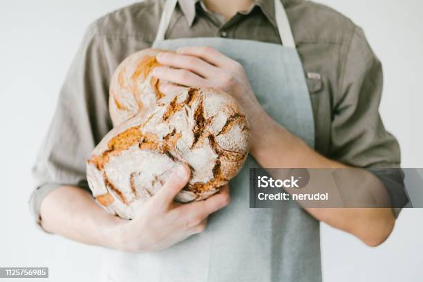 パンやシェフの作ったパンを保持 - アイデアのストックフォトや画像を多数ご用意 - アイデア, オーガニック, キッチン