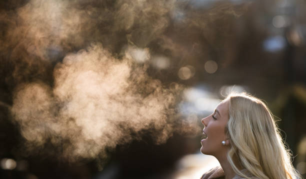 vapor de la respiración, perfil mujer de invierno - aliento fotografías e imágenes de stock