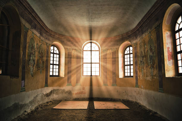 старый пустынный интерьер церкви с солнечным светом, сияющим через окно - abandoned church indoors dirty стоковые фото и изображения
