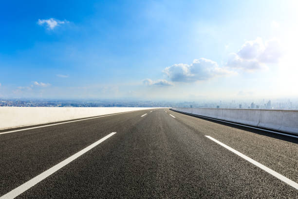 空のアスファルトの道路と上海の建物と近代的な都市スカイライン - road street highway cloud ストックフォトと画像