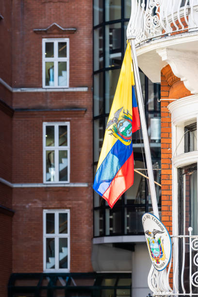 騎士橋漢斯新月街和磚維多利亞時代的建築厄瓜多爾大使館旗幟阿桑奇特寫鏡頭 - real madrid chelsea 個照片及圖片檔