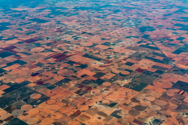 vista del avión de tierras de cultivo. - satellite view topography aerial view mid air fotografías e imágenes de stock