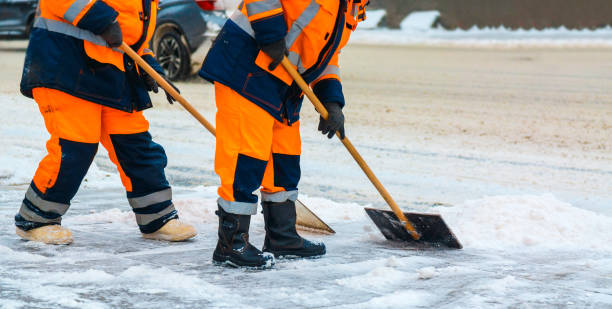 kommunale dienstleistungen arbeitnehmer fegen schnee von der straße im winter, reinigung der straßen und wege nach schneesturm. moskau, russland. - winterdienst stock-fotos und bilder