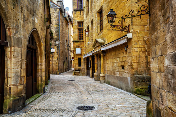 Narrow street in the Old Town of Sarlat, Perigord, France Typical narrow street in the medieval Old Town of Sarlat la Caneda, Perigord, France sarlat la caneda stock pictures, royalty-free photos & images