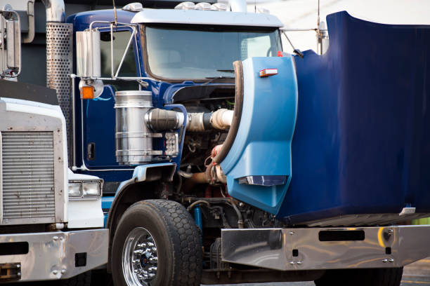 blue big rig semi truck z otwartą maską stojącą na parkingu do naprawy silnika i prac serwisowych - anticipatory zdjęcia i obrazy z banku zdjęć