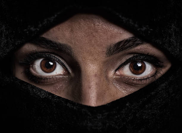 chica con ojos marrones - nikab veil islam arabia fotografías e imágenes de stock