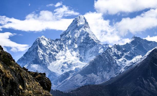 ama dablam, the most spectacular peak on everest region - lukla imagens e fotografias de stock