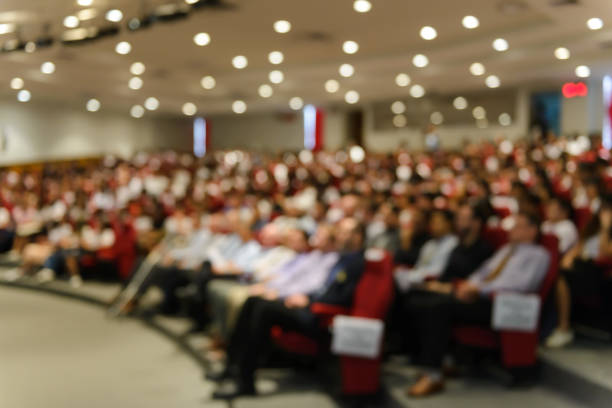 image floue résumé de conférence et de présentation dans la salle de conférence - séminaire réunion photos et images de collection