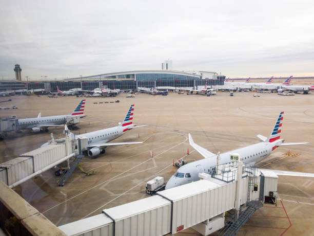 La pista del aeropuerto y aviones en DFW Dallas Texas - foto de stock