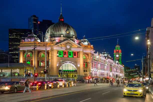 フリンダーズ ・ ストリ�ート駅はクリスマス色で点灯しています。 - transportation public transportation melbourne victoria state ストックフォトと画像