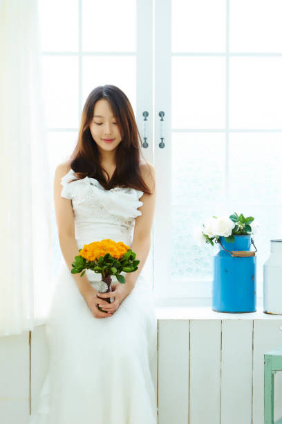mujer coreana con ramo de flores - boda coreana fotografías e imágenes de stock