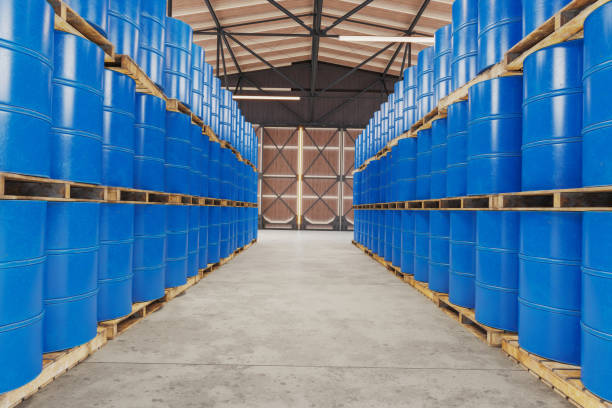 botti blu su pallet di legno in magazzino - blue bulk business cargo container foto e immagini stock