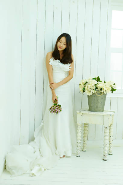 mujer coreana con ramo de flores - boda coreana fotografías e imágenes de stock