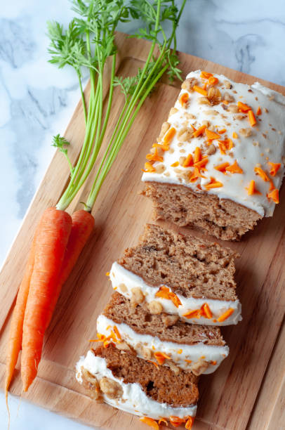 torta di carote con carote intere - cake carrot carrot cake dessert foto e immagini stock