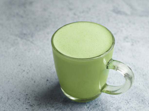 matcha chá verde com leite no copo de vidro - glass tea herbal tea cup - fotografias e filmes do acervo