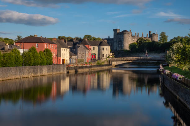 rzeka nore w kilkenny ireland - kilkenny city zdjęcia i obrazy z banku zdjęć