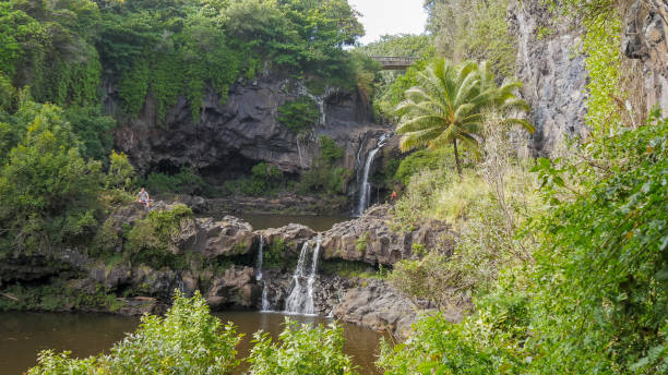 2 개의 수영장과 폭포에 oheo 협곡에서 유명한 7 신성한 풀 - hawaii islands maui hana road 뉴스 사진 이미지