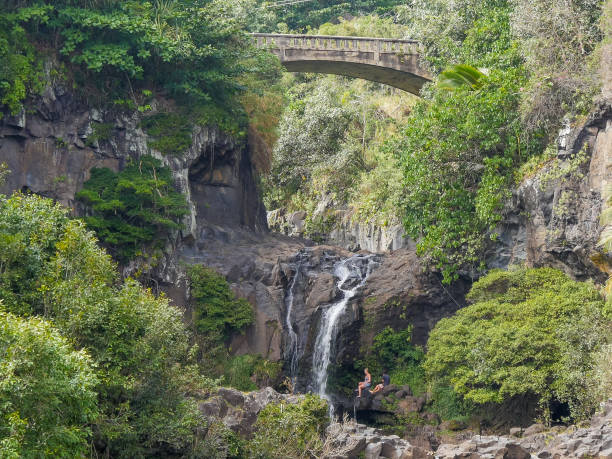 oheo 협곡에서 유명한 7 신성한 수영장에서 폭포 - maui hana hawaii islands landscape 뉴스 사진 이미지