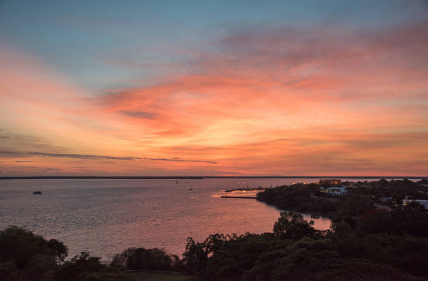tavolozza del tramonto - darwin australia northern territory harbor foto e immagini stock
