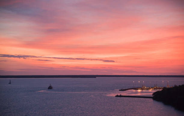 puesta de sol en fuego - darwin australia northern territory harbor fotografías e imágenes de stock