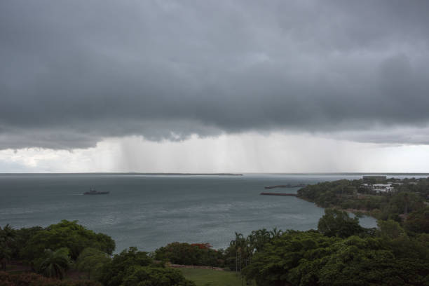 tormenta sobre darwin - darwin australia northern territory harbor fotografías e imágenes de stock