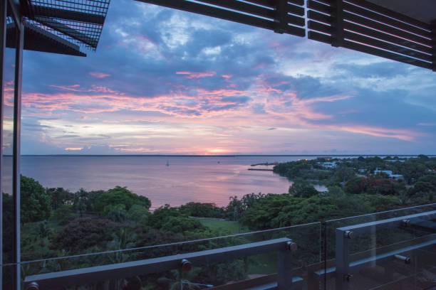 vista del tramonto dal balcone - darwin australia northern territory harbor foto e immagini stock