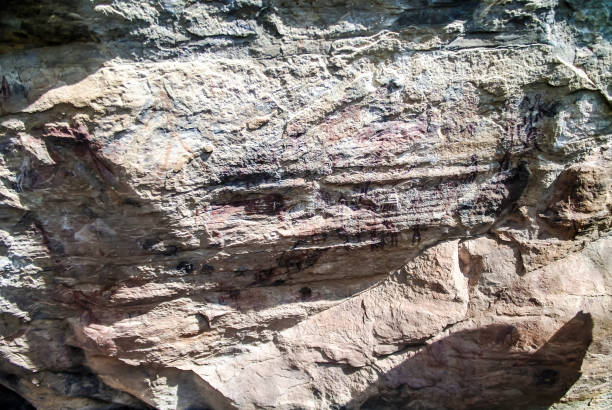 piedra arenisca con los bosquimanos aka san personas pinturas rupestres en el valle de makhaleng cerca malealea, mafeteng, lesotho - cave painting rock africa bushmen fotografías e imágenes de stock