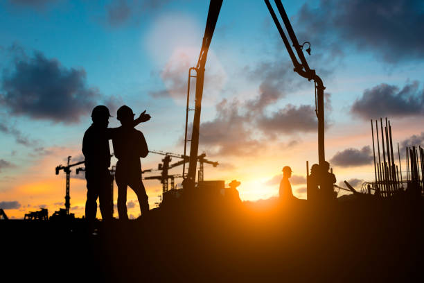 silhueta da equipe de engenharia e construção, trabalhando no local mais fundo desfocado para fundo de indústria com luz justo. criar juntos a partir de várias imagens de referência - crane tower crane construction silhouette - fotografias e filmes do acervo