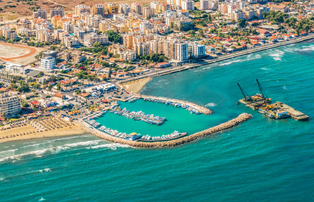 mar a cidade de porto de larnaca, chipre.  visão da aeronave para o litoral, praias, porto e a arquitetura da cidade de larnaca. - building exterior built structure pier water - fotografias e filmes do acervo