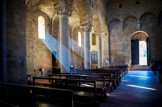 abadía de sant'antimo en montalcino, toscana, italia - abbazia di santantimo fotografías e imágenes de stock